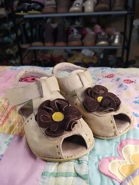 Livie & Luca HTF Cream Leather Sandals w/Brown Suede Flowers Size 10 Blooms